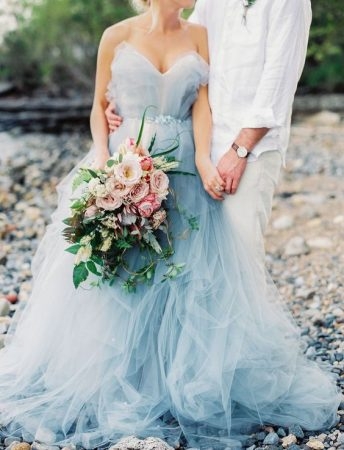 19 tulle wedding dress with a sweetheart neckline and an emblished belt 344x450 640x480 - Noivas românticas de azul