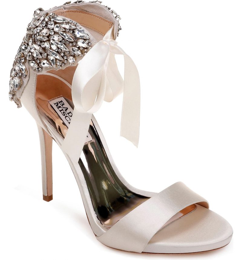 Via Nordstrom 1 800x859 - Badgley Mischka: alguns dos modelos mais desejados pelas noivas