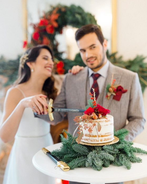 Casamento tons de vermelho bolo 1 559x700 - Casamento em tons de vermelho